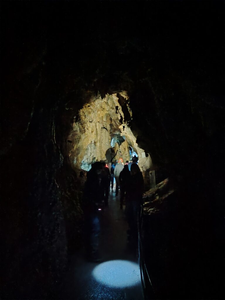 Visite al buio alla Grotta del Vento