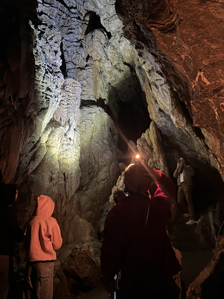 La Sala del Crollo durante le Serate al Buio della Grotta del Vento