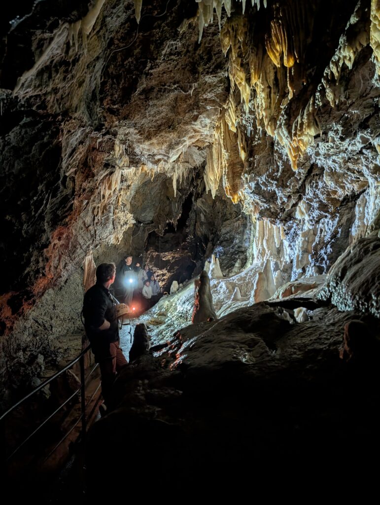 La Sala dei Monumenti durante le Serate al Buio della Grotta del Vento