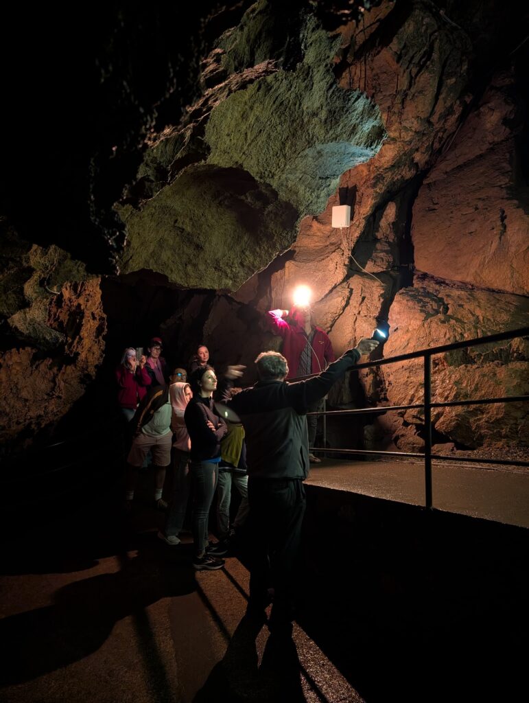 Alla base della Galleria Principale durante le Serate al Buio della Grotta del Vento