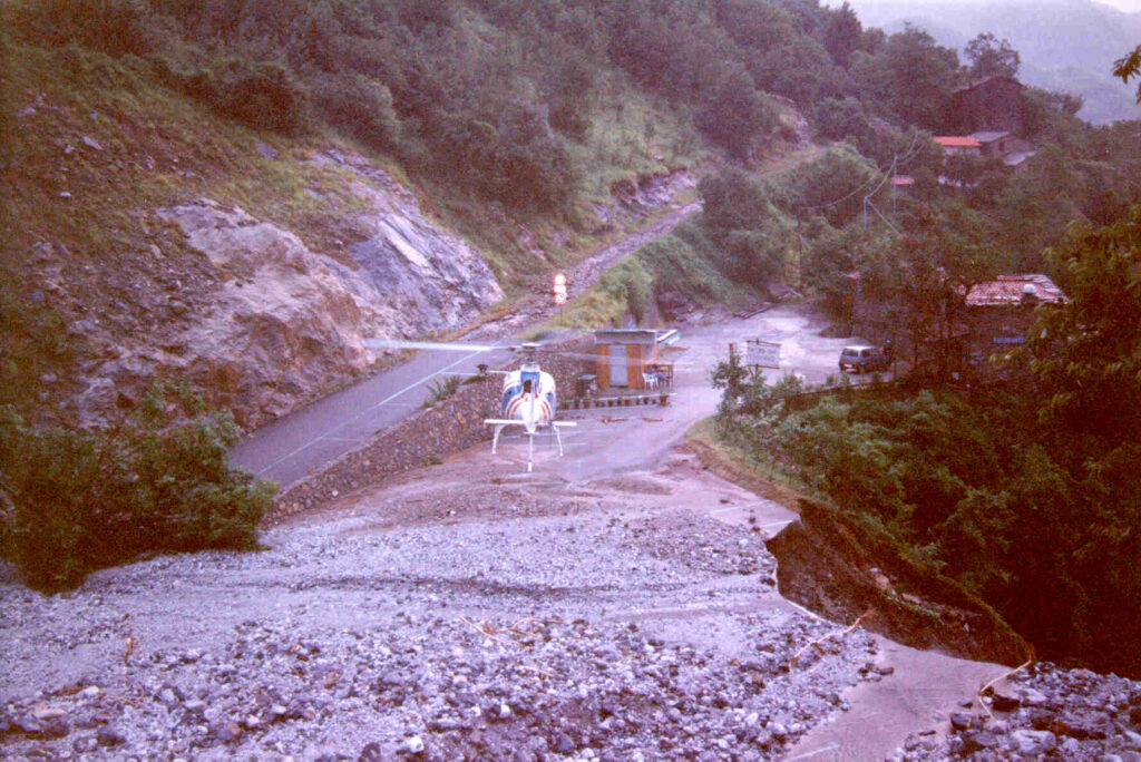 Alluvione di cardoso 1996 elicottero soccorsi